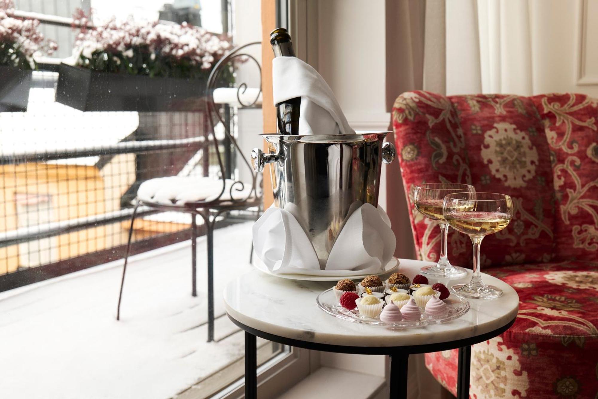 Villa Dagmar ستوكهولم المظهر الخارجي الصورة A bottle of champagne in a cooler